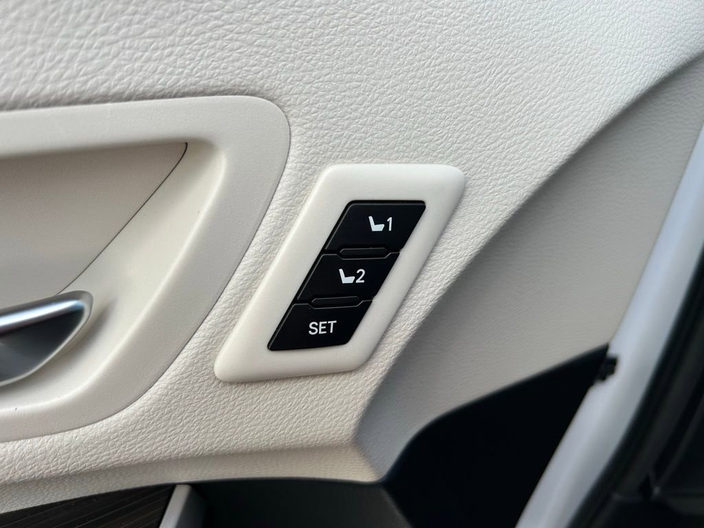 Used 2023 Toyota Sienna Platinum image 19
