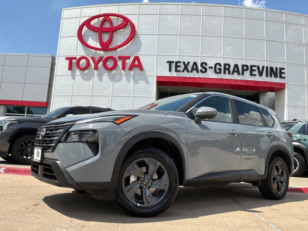 Used 2026 Nissan Rogue SV FWD image 2