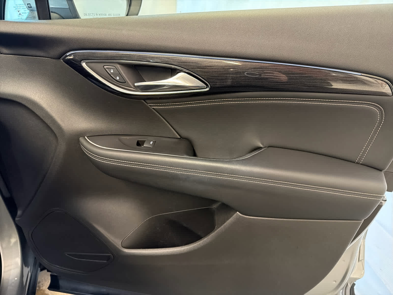 Used 2023 Buick Envision Essence image 30