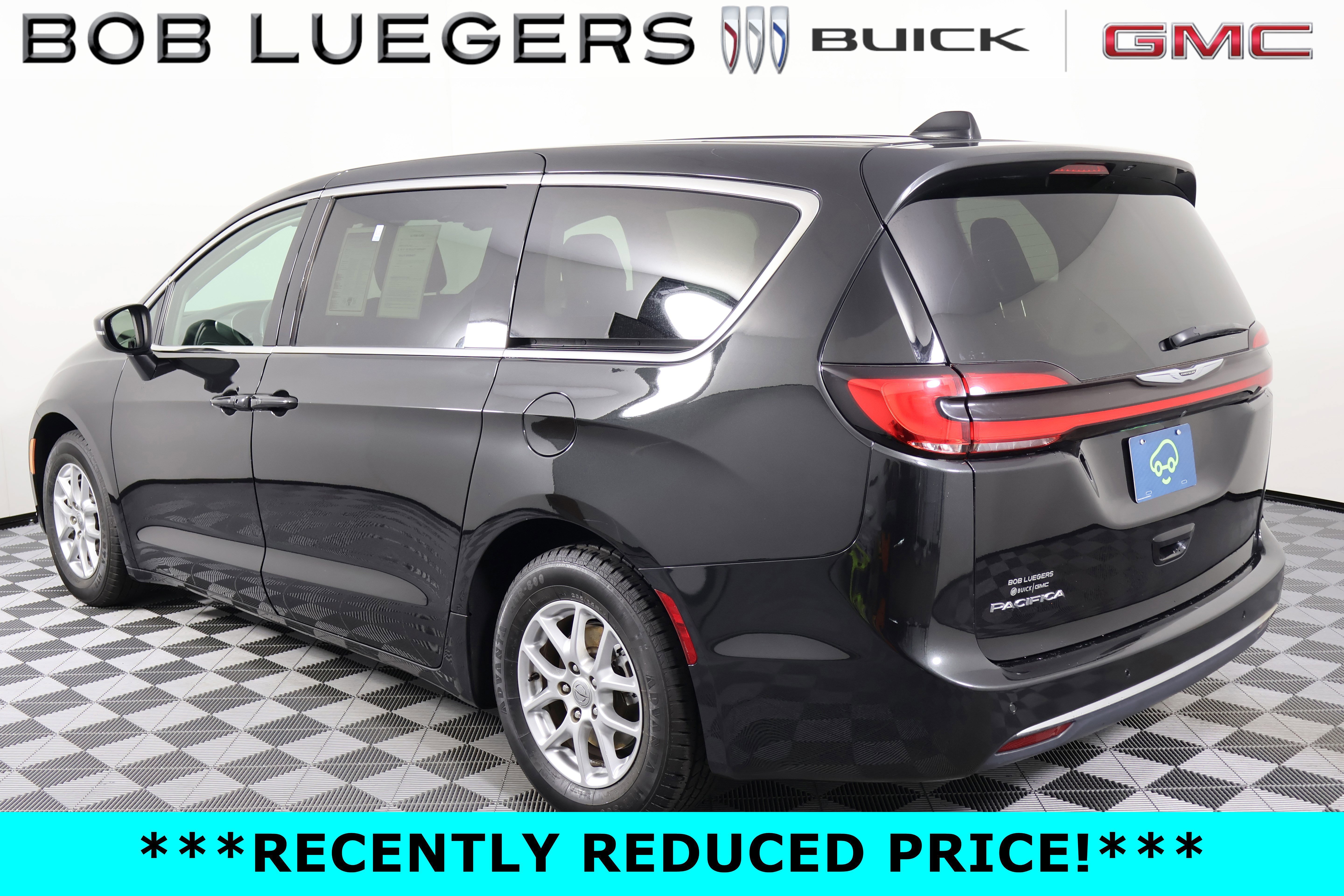 Used 2023 Chrysler Pacifica Touring-L FWD image 4
