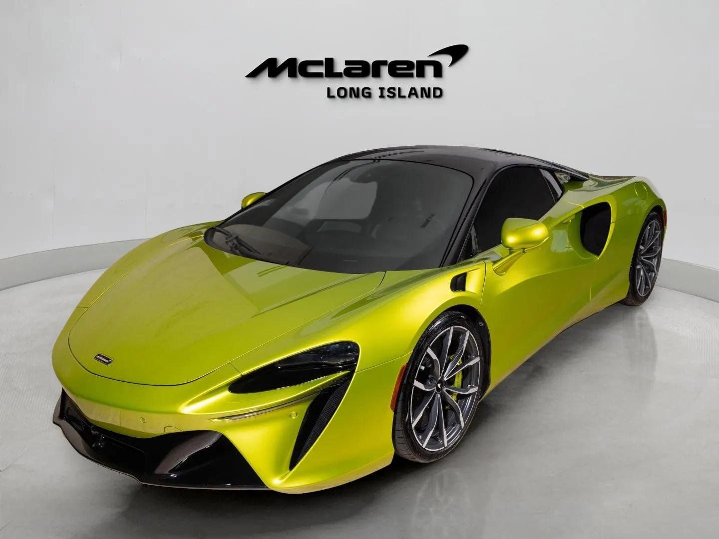 Used 2023 McLaren Artura RWD image 27