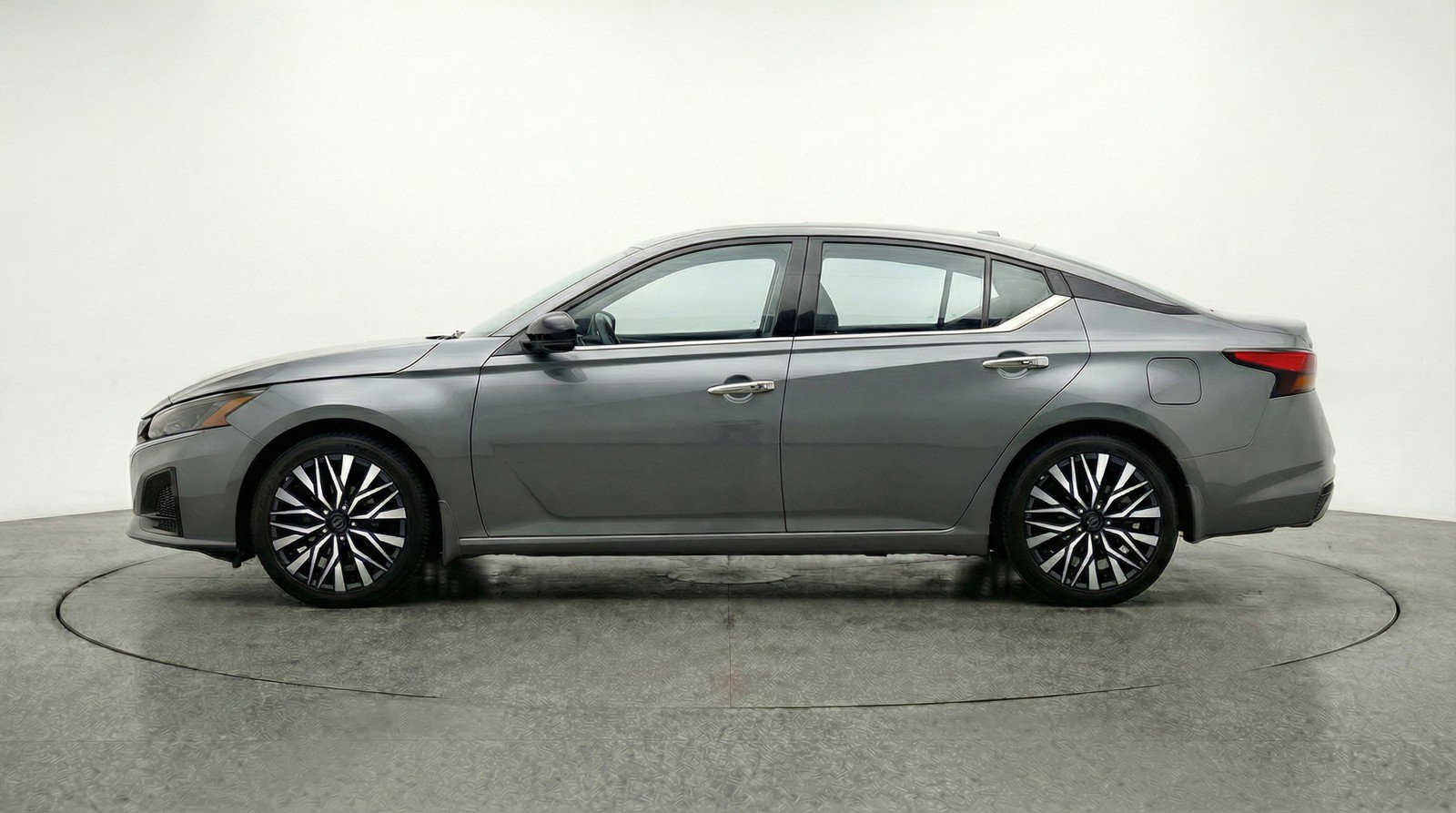 Used 2025 Nissan Altima 2.5 SV FWD image 5