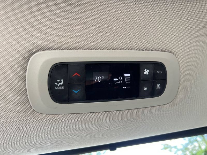 Used 2023 Chrysler Pacifica Touring-L FWD image 21