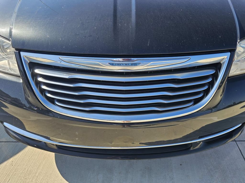 Used 2015 Chrysler Town & Country Touring-L w/ Driver Convenience Group FWD image 6