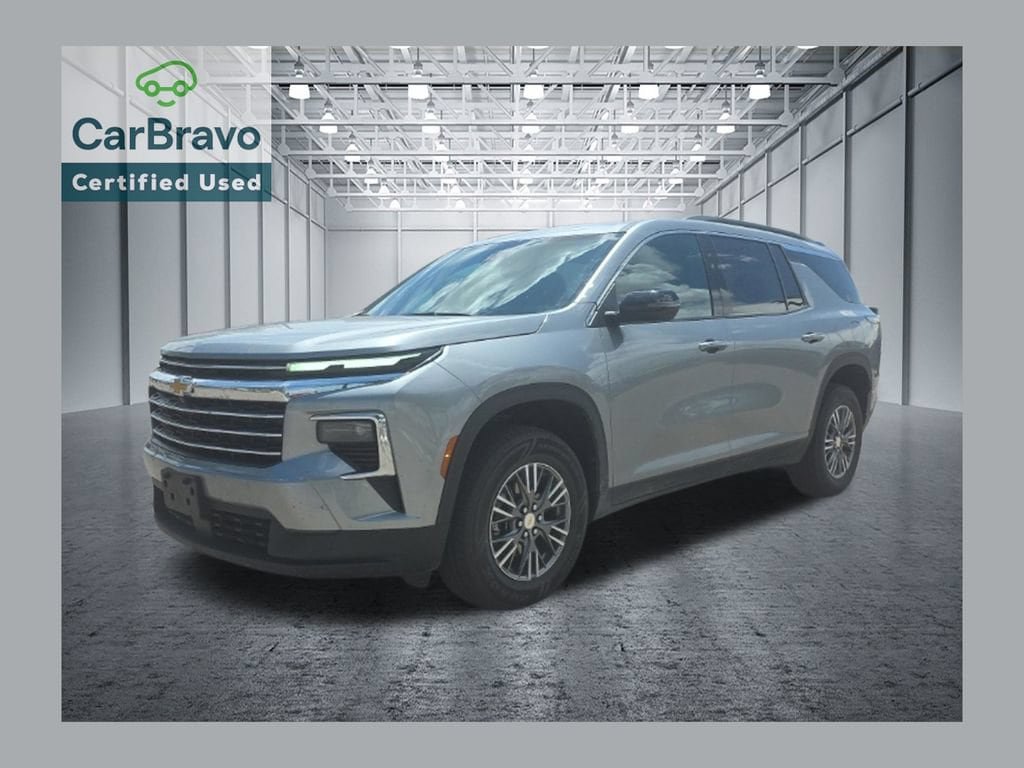 Used 2025 Chevrolet Traverse LT FWD image 1