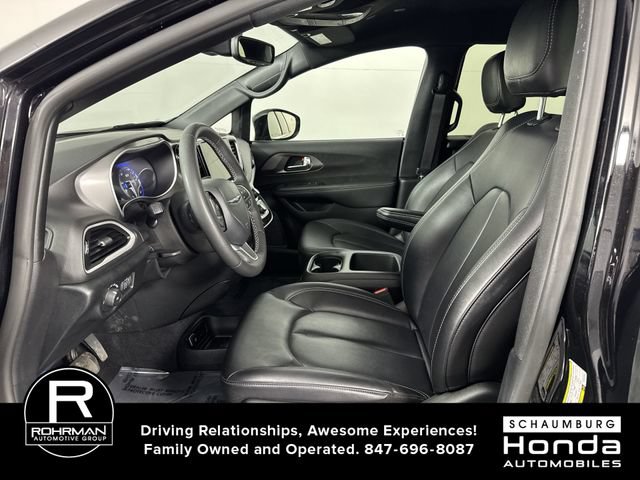 Used 2025 Chrysler Pacifica Select FWD image 4