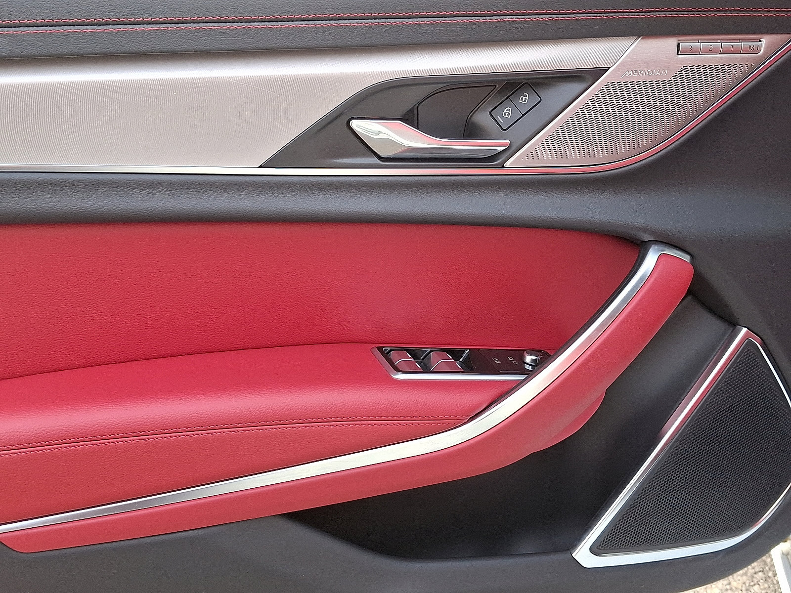 Certified 2024 Jaguar XF R-Dynamic SE image 10