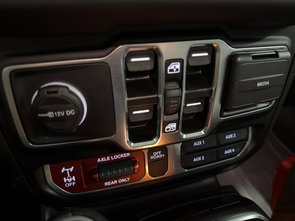 Used 2024 Jeep Gladiator Mojave AWD/4WD image 35