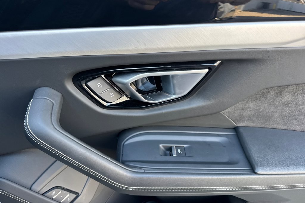 Used 2019 Lamborghini Urus AWD/4WD image 23