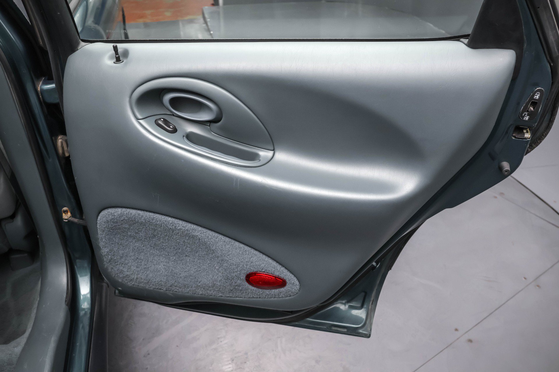 Used 1997 Ford Taurus GL FWD image 16