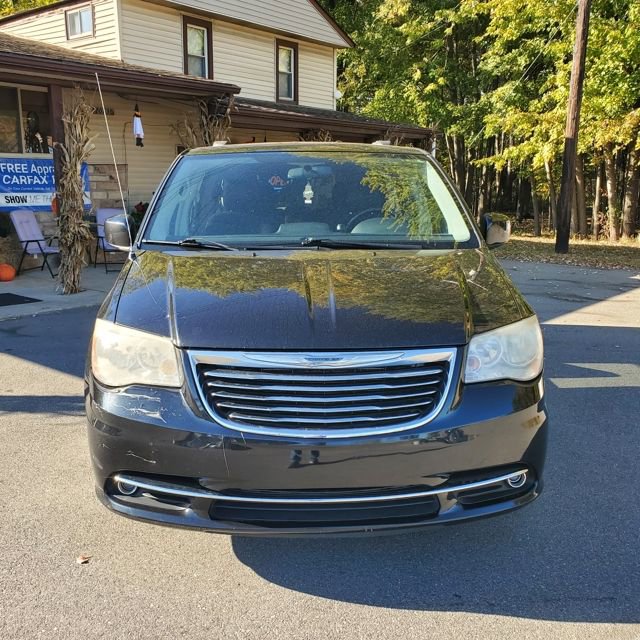 Used 2011 Chrysler Town & Country Touring FWD image 9