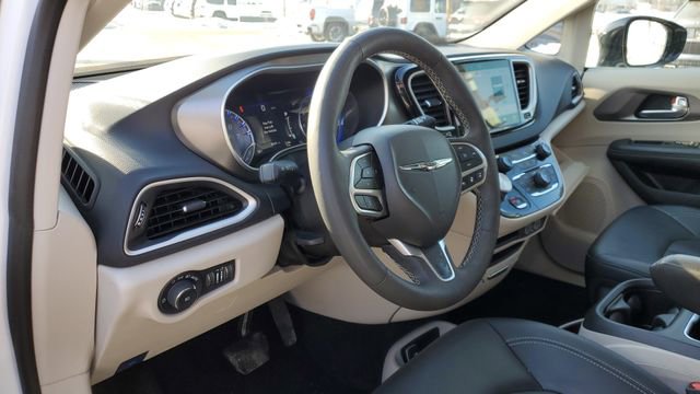 Certified 2024 Chrysler Pacifica Touring-L image 8
