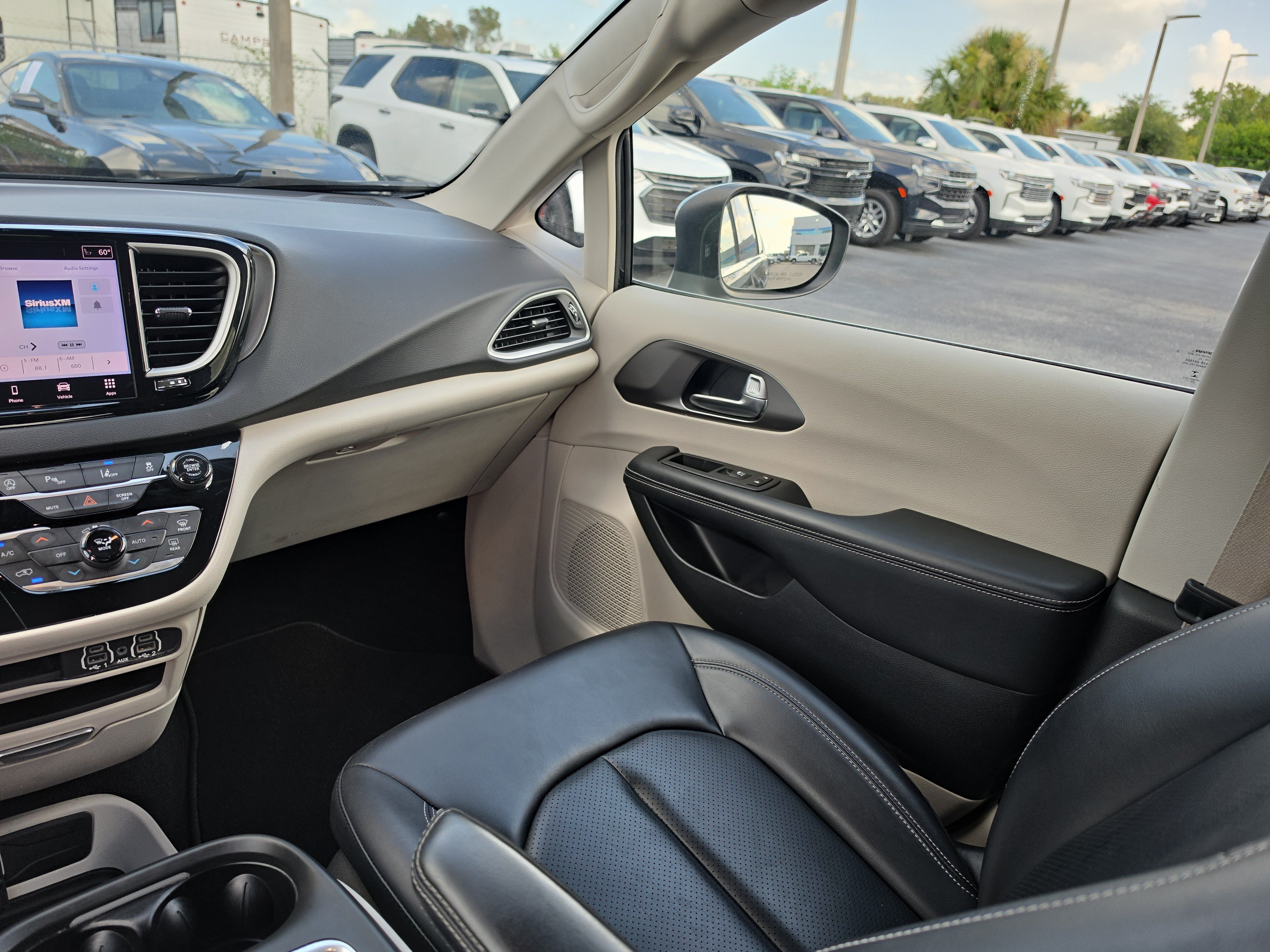 Used 2023 Chrysler Pacifica Touring-L FWD image 10