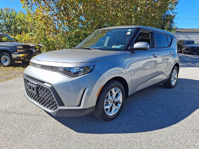 Used 2023 Kia Soul LX w/ LX Technology Package FWD image 3
