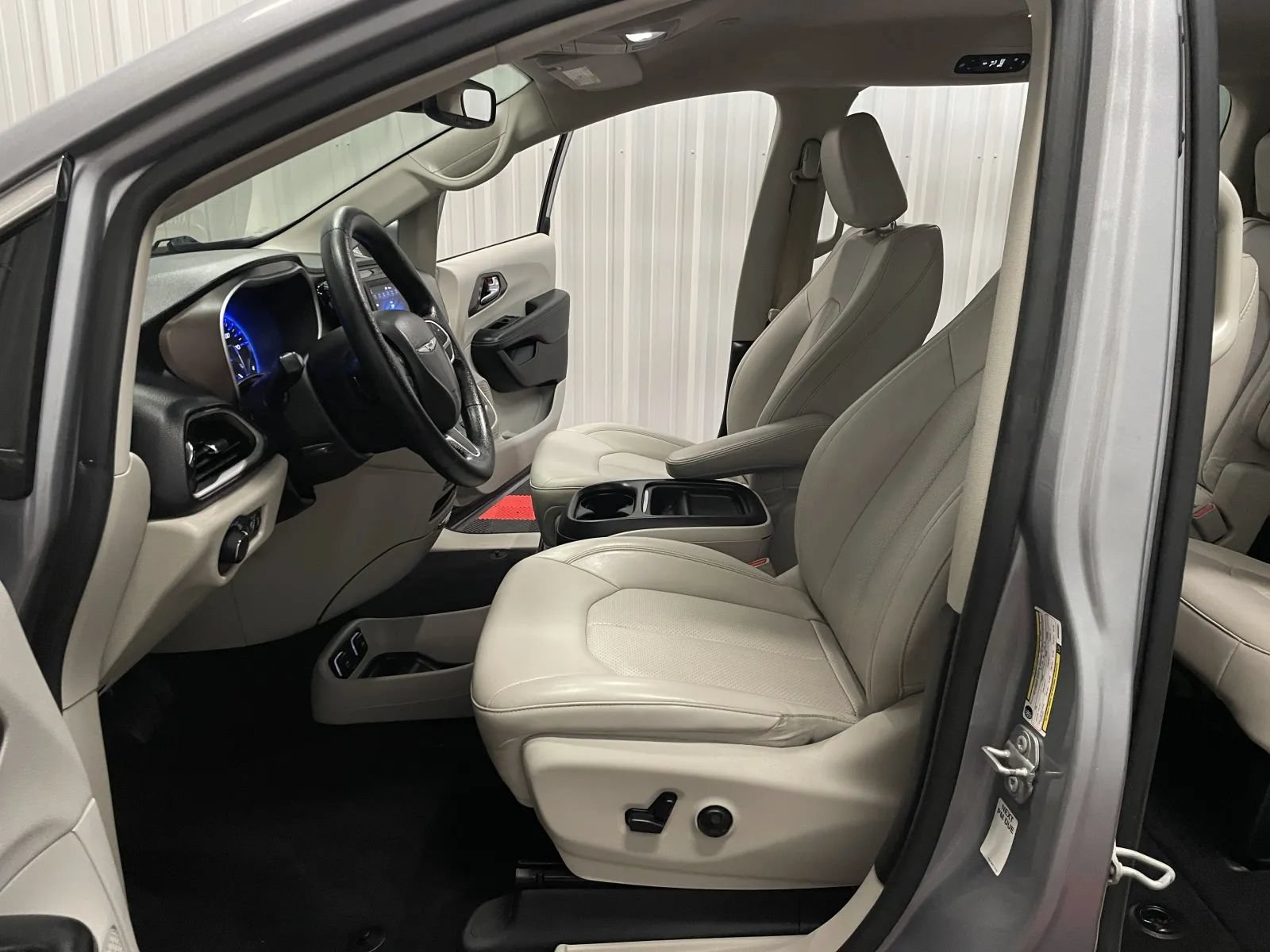 Used 2021 Chrysler Voyager Lxi FWD image 33