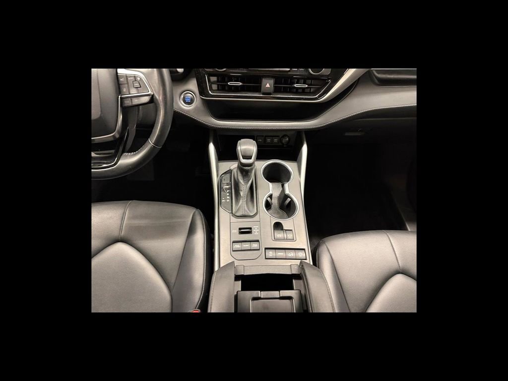 Used 2021 Toyota Highlander XLE AWD/4WD image 16