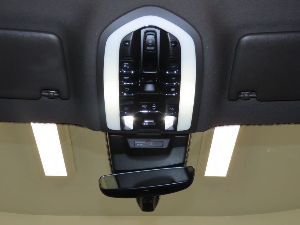 Certified 2026 Porsche Macan AWD/4WD image 31