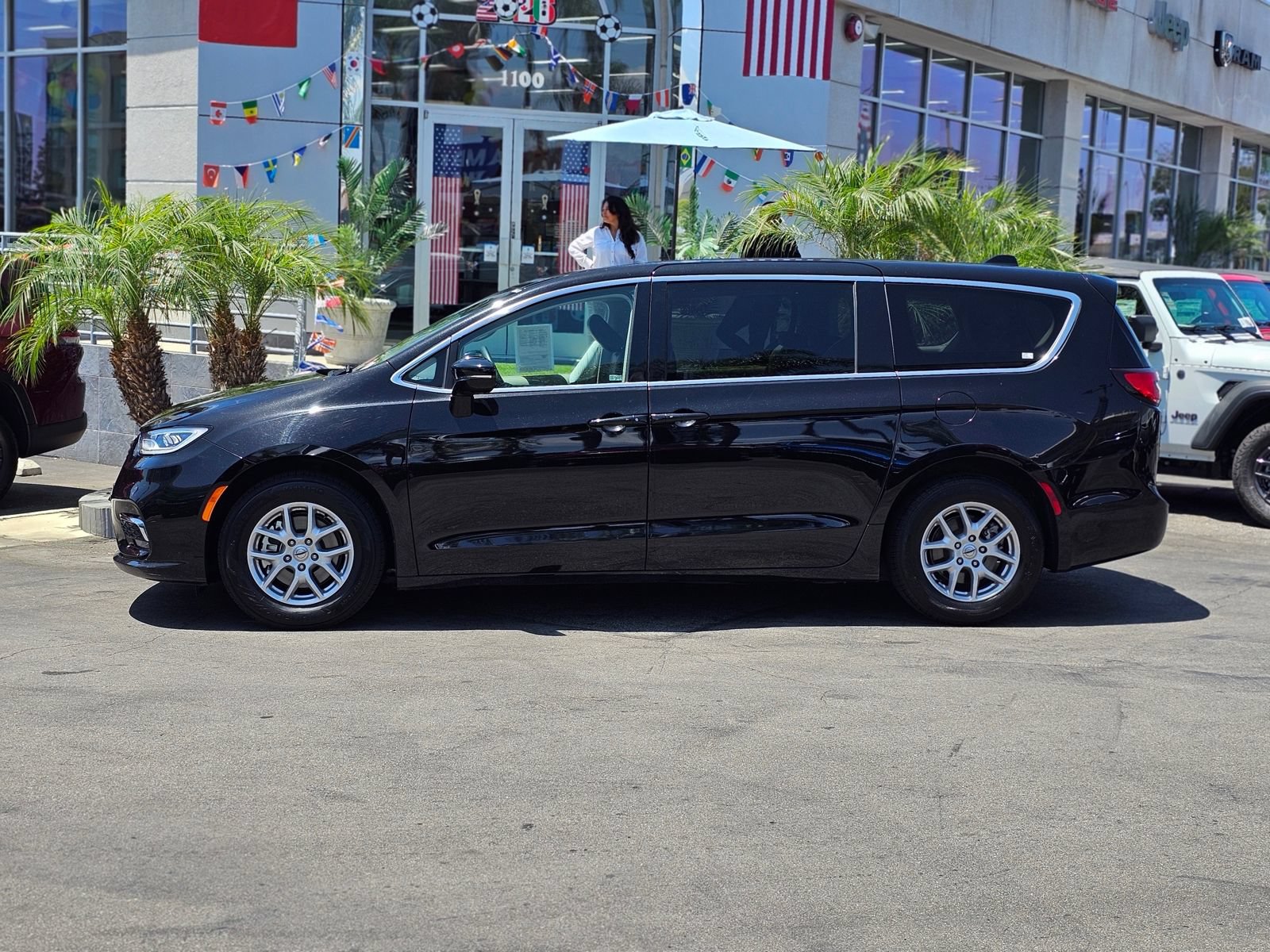 Used 2024 Chrysler Pacifica Touring-L FWD image 4