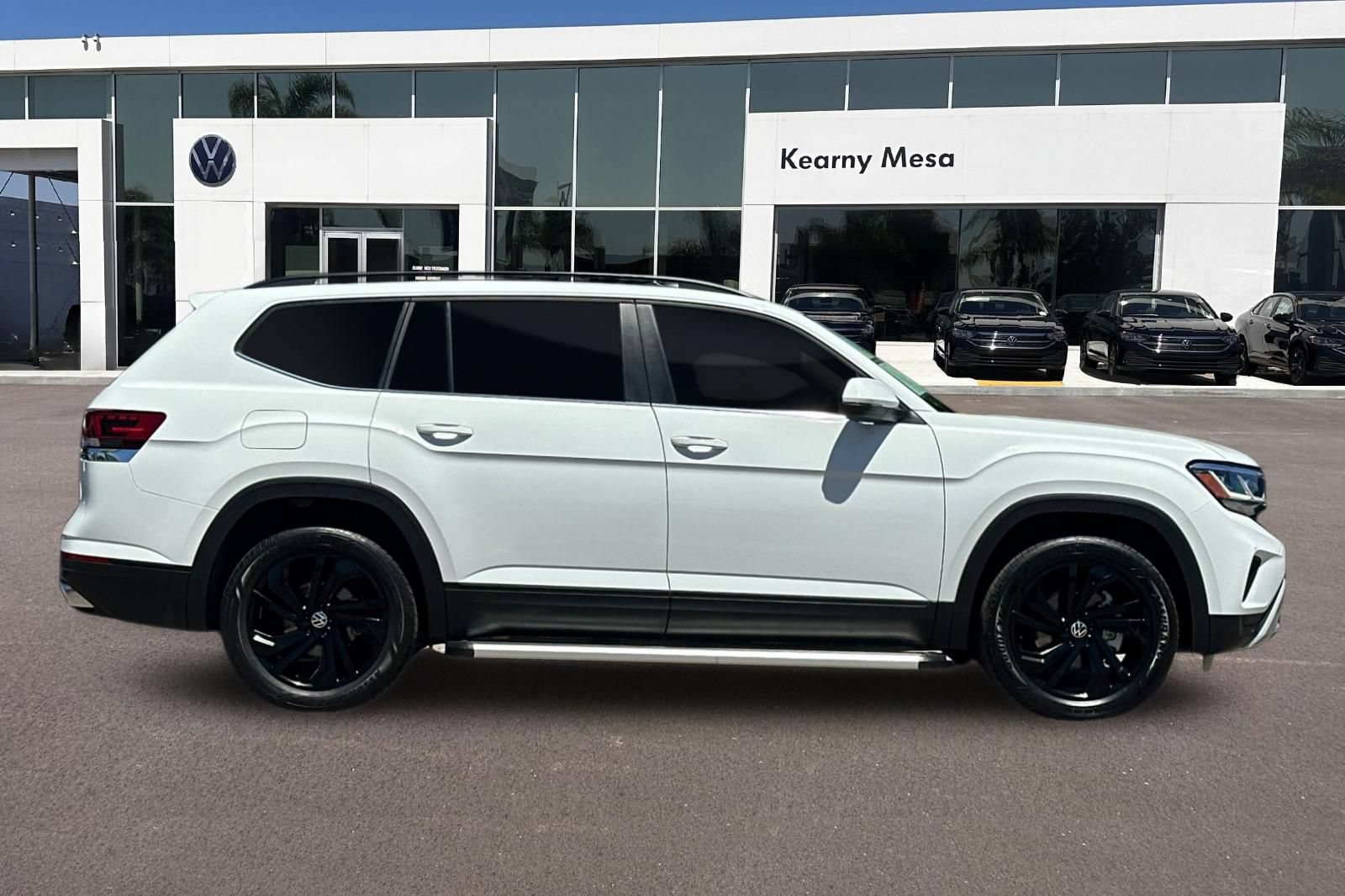 Used 2023 Volkswagen Atlas SE w/ Black Wheel Package FWD image 3