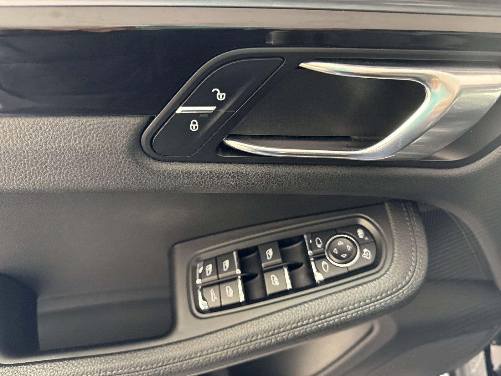 Used 2018 Porsche Macan Sport Edition image 15