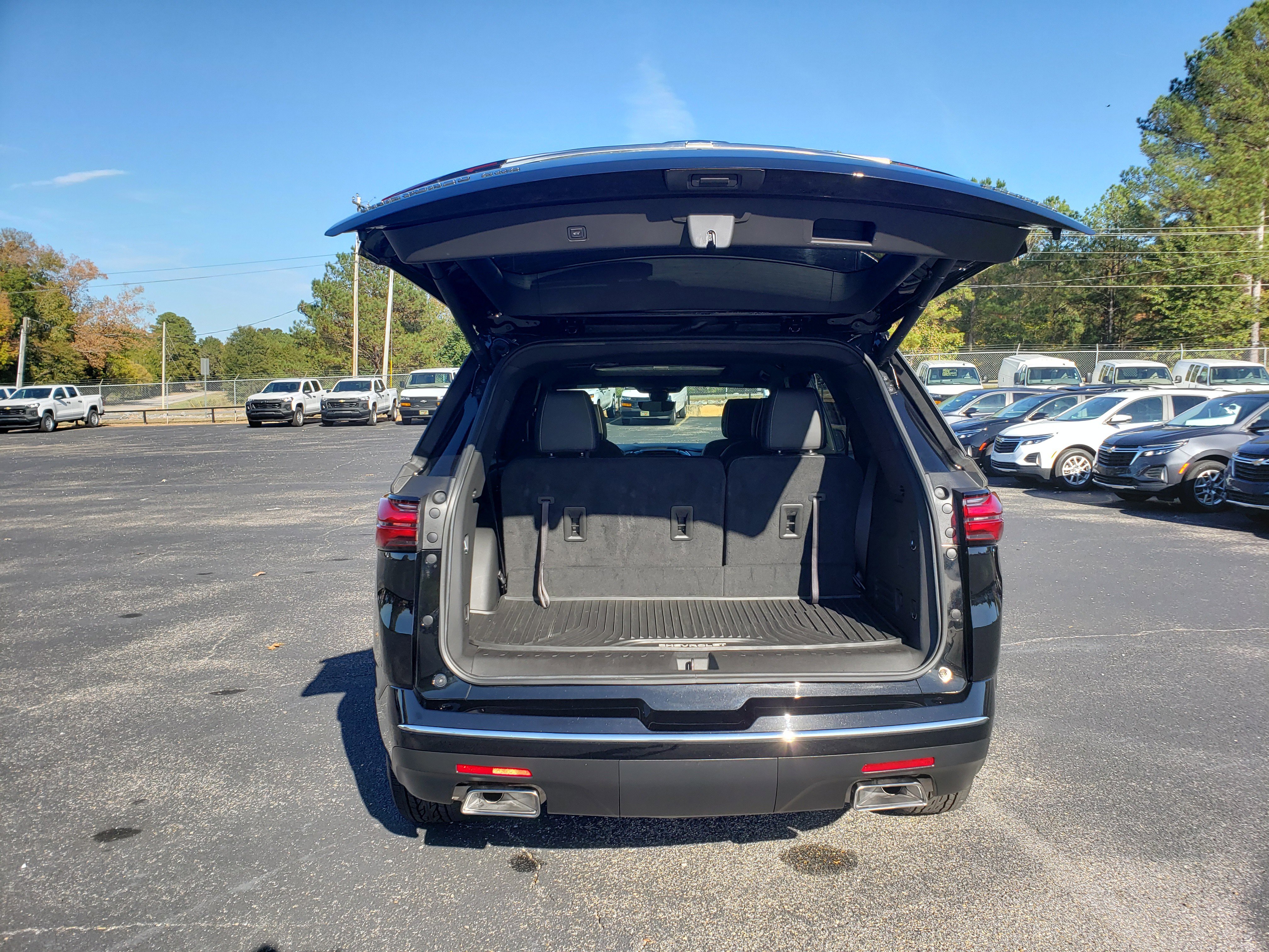 Used 2023 Chevrolet Traverse Premier image 9