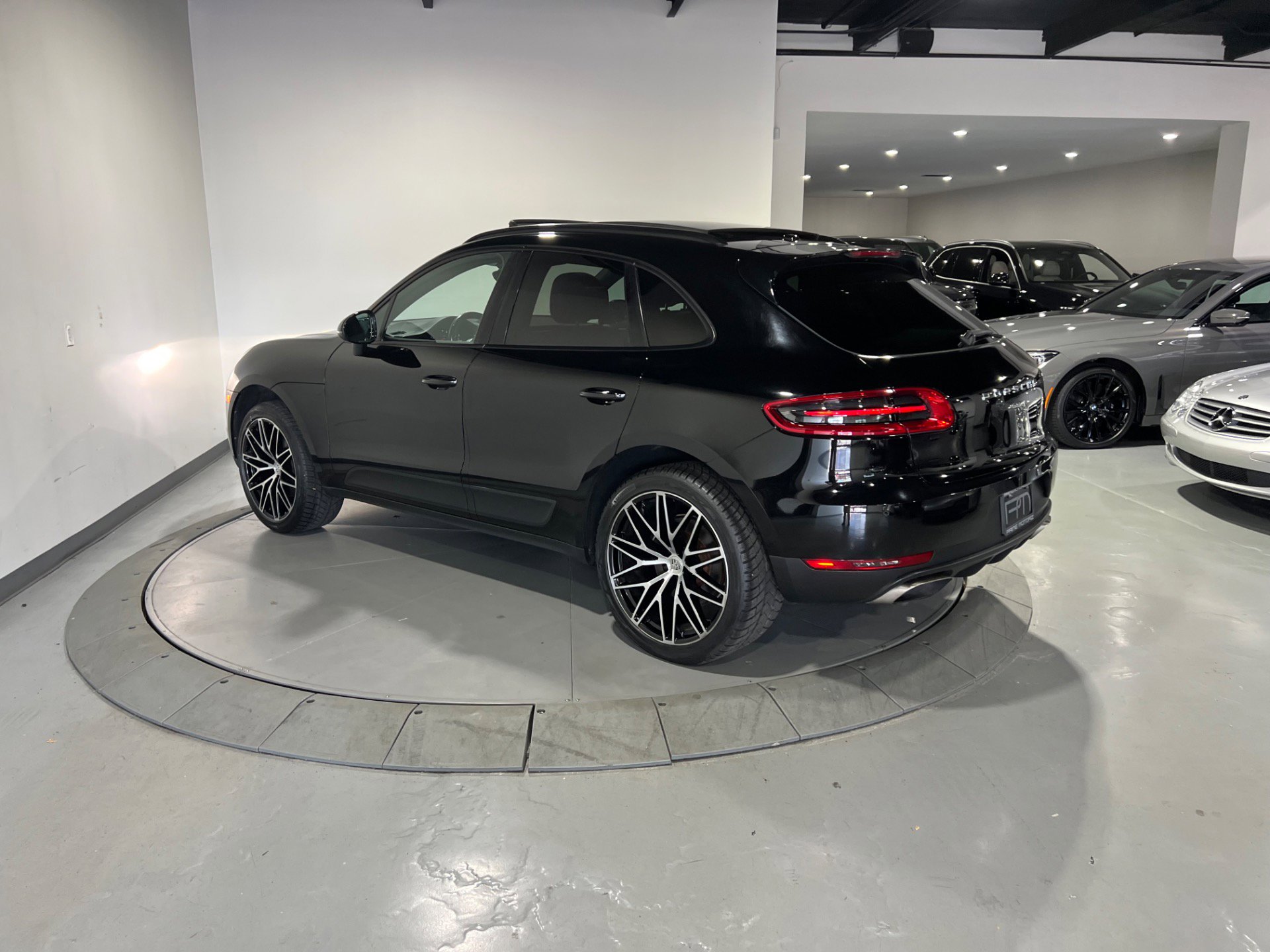 Used 2018 Porsche Macan w/ Driver Memory Package image 10