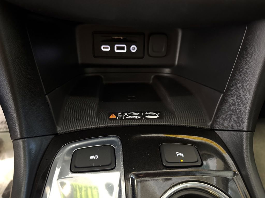 Used 2023 Chevrolet Equinox Premier image 17