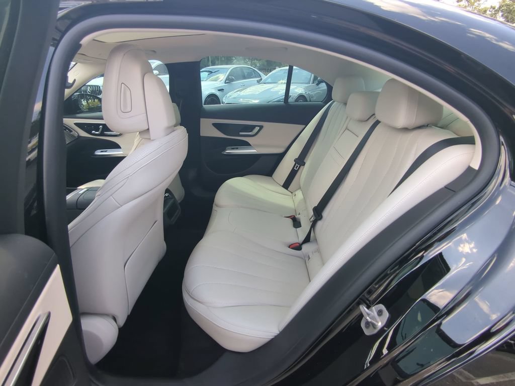 Used 2025 Mercedes-Benz E 350 4MATIC Sedan image 5