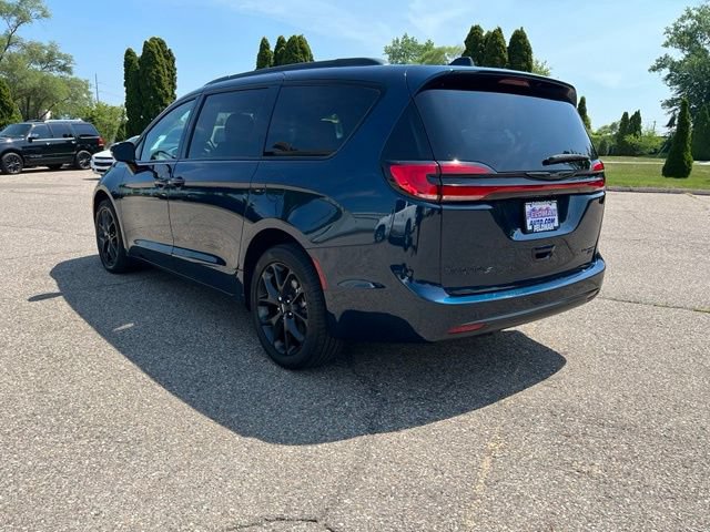 Used 2023 Chrysler Pacifica Limited w/ S Appearance Package AWD/4WD image 3
