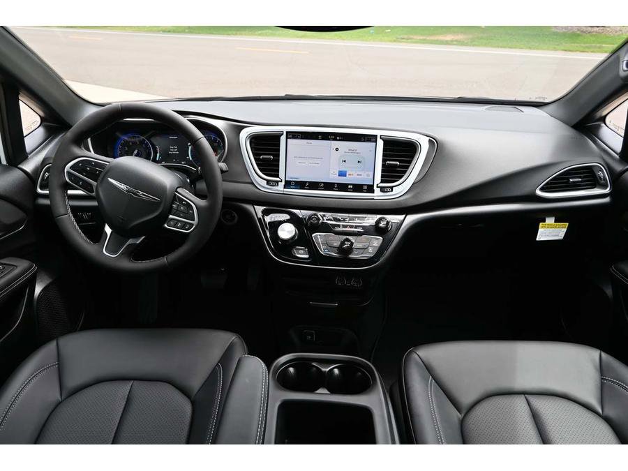 New 2025 Chrysler Voyager LX image 21