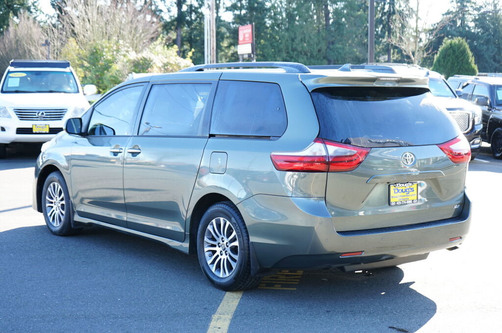 Used 2020 Toyota Sienna XLE w/ XLE Navigation Package image 9