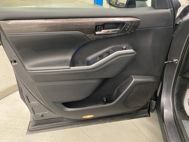 Used 2021 Toyota Highlander Limited AWD/4WD image 27