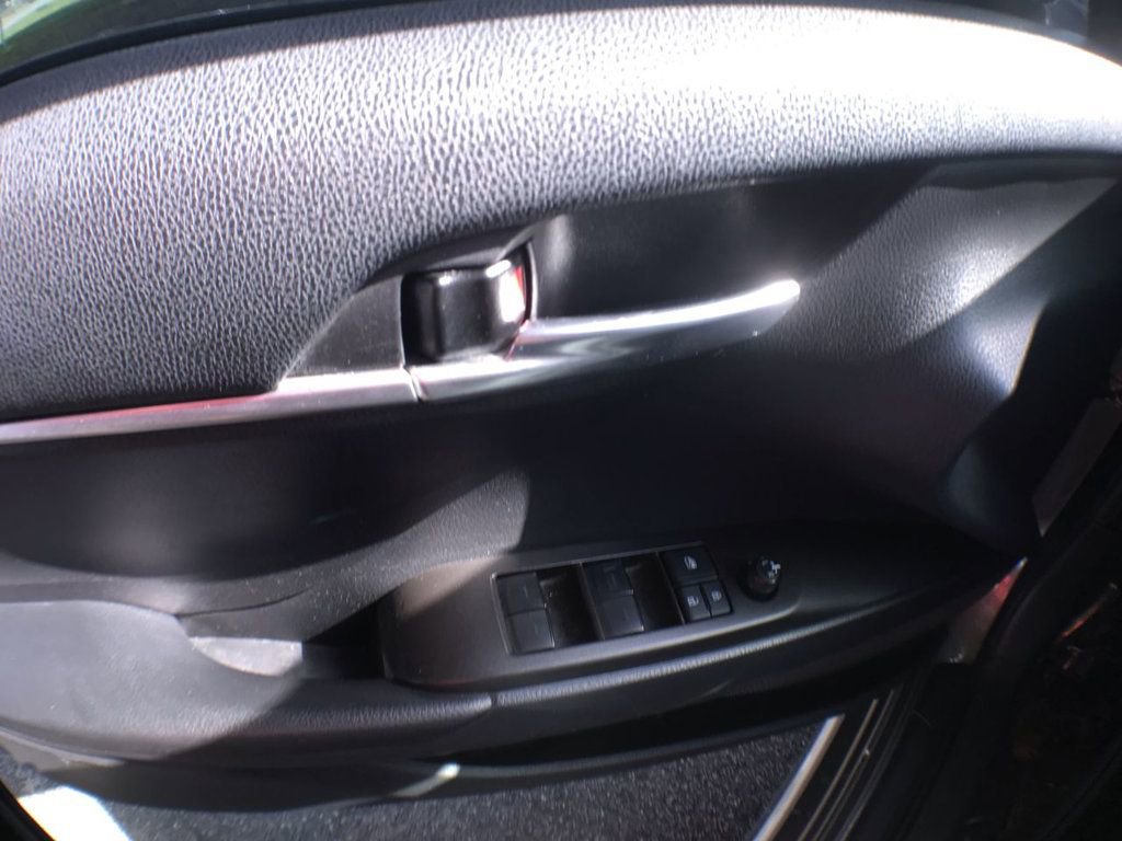 Used 2021 Toyota Camry SE image 12