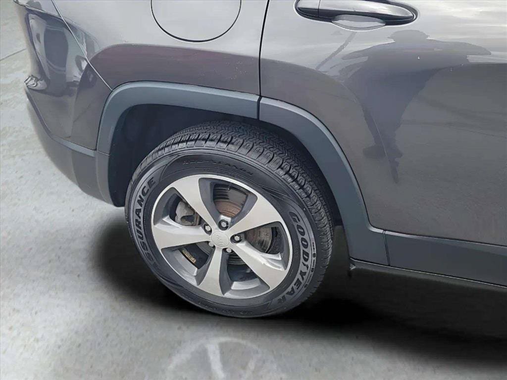 Used 2019 Jeep Cherokee Limited AWD/4WD image 32