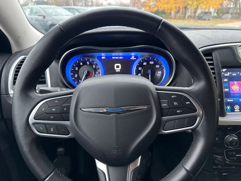 Used 2017 Chrysler 300 Limited image 22