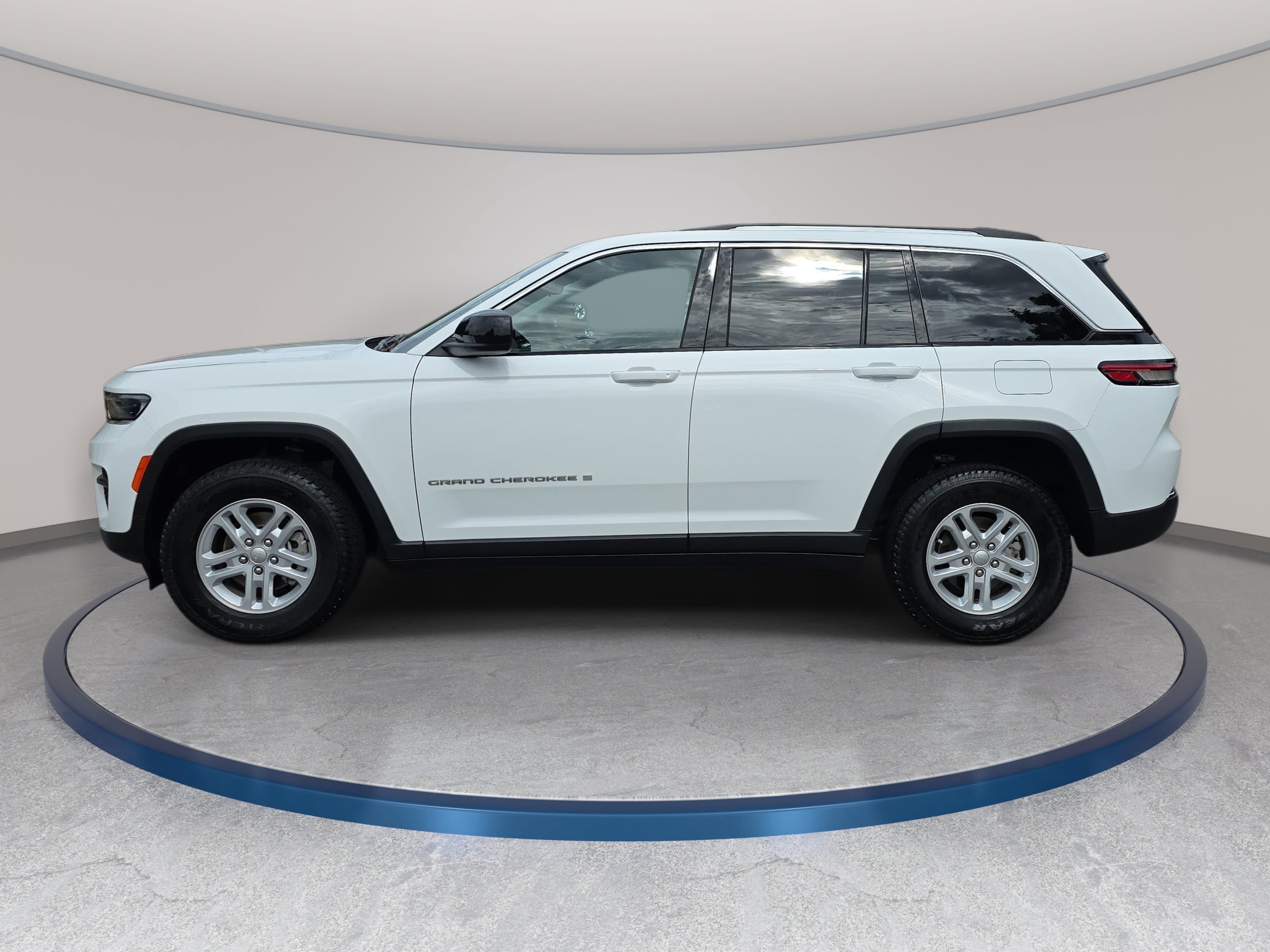 Certified 2023 Jeep Grand Cherokee Laredo AWD/4WD image 8