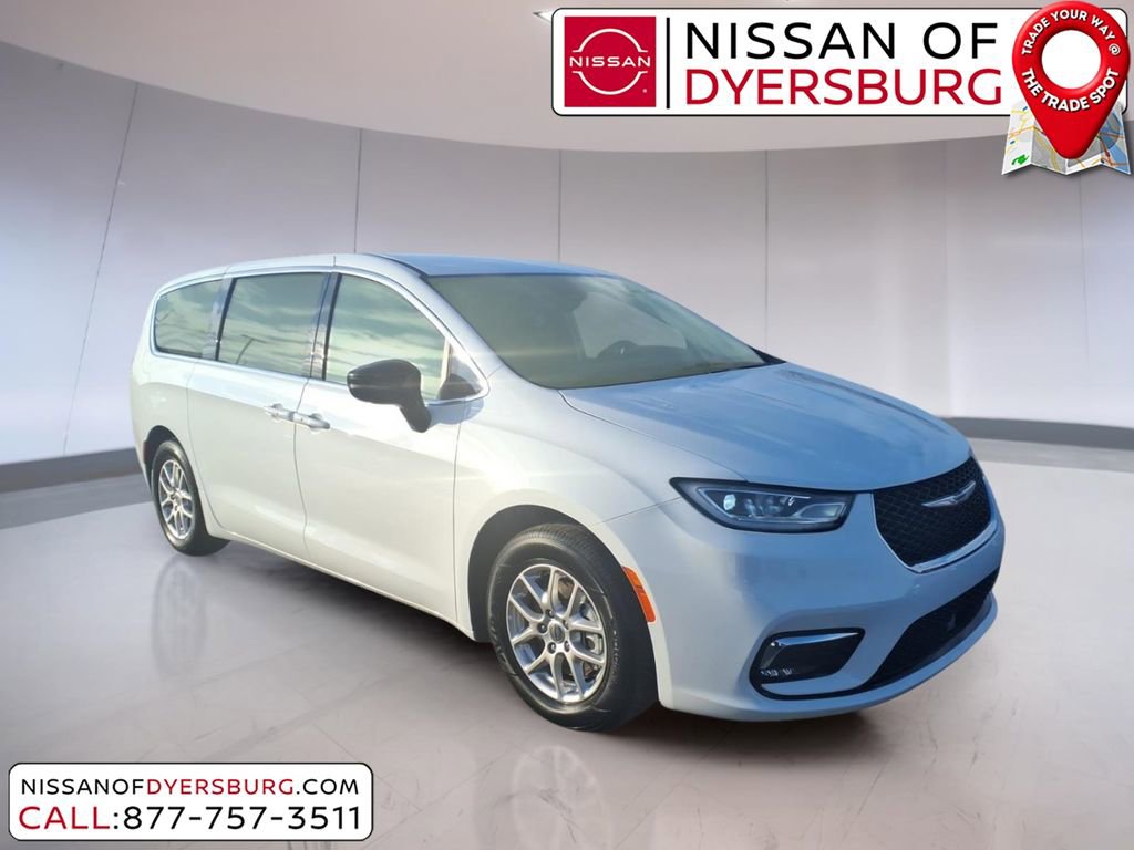 Used 2024 Chrysler Pacifica Touring-L image 1