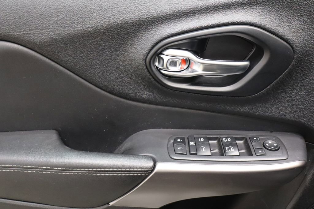 Used 2021 Jeep Cherokee Latitude Lux w/ Comfort/Convenience Group image 17