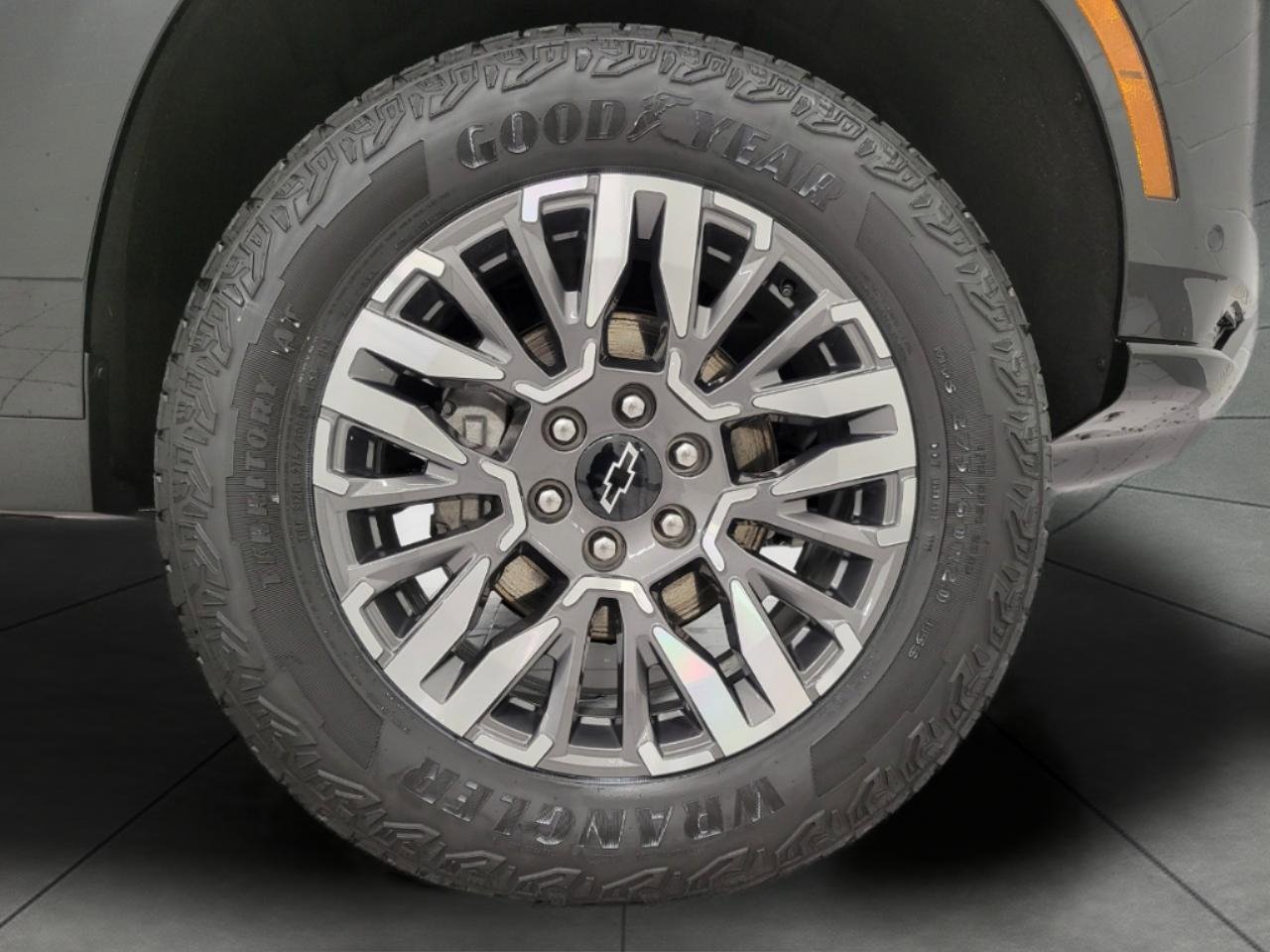 Used 2025 Chevrolet Suburban Z71 AWD/4WD image 4