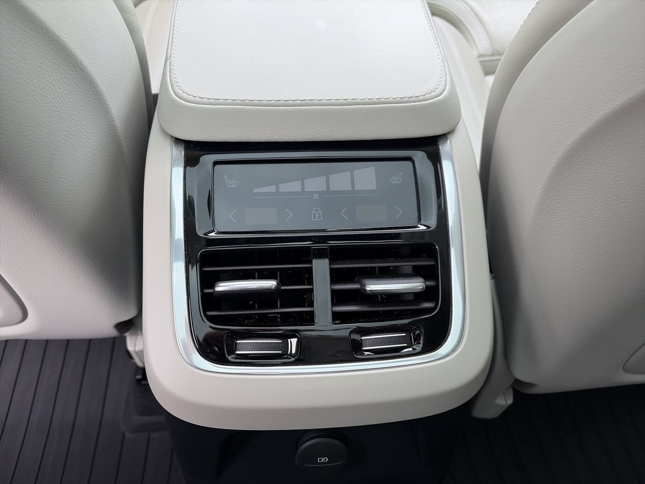 Used 2023 Volvo XC90 T8 Ultimate AWD/4WD image 30
