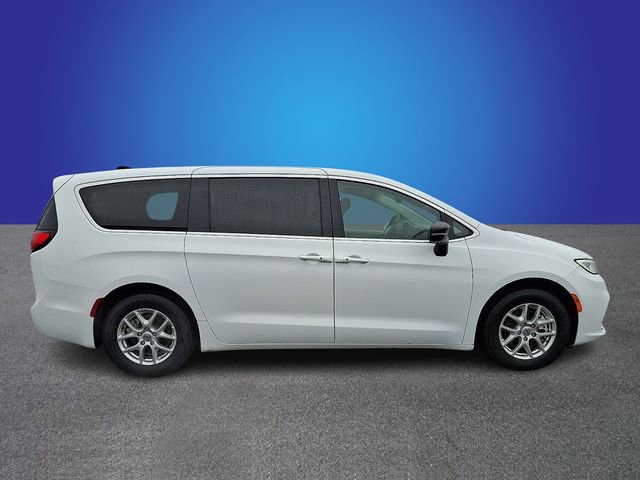 Used 2024 Chrysler Pacifica Touring-L image 4