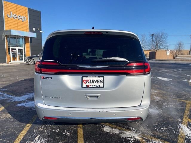 Certified 2023 Chrysler Pacifica Touring-L image 12