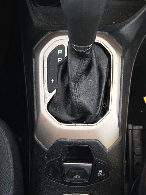 Used 2015 Jeep Renegade Latitude w/ Popular Equipment Group image 31