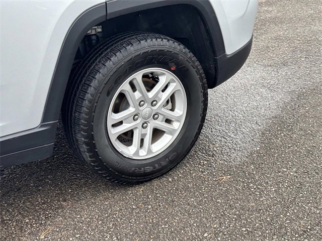 Used 2024 Jeep Grand Cherokee Laredo image 12