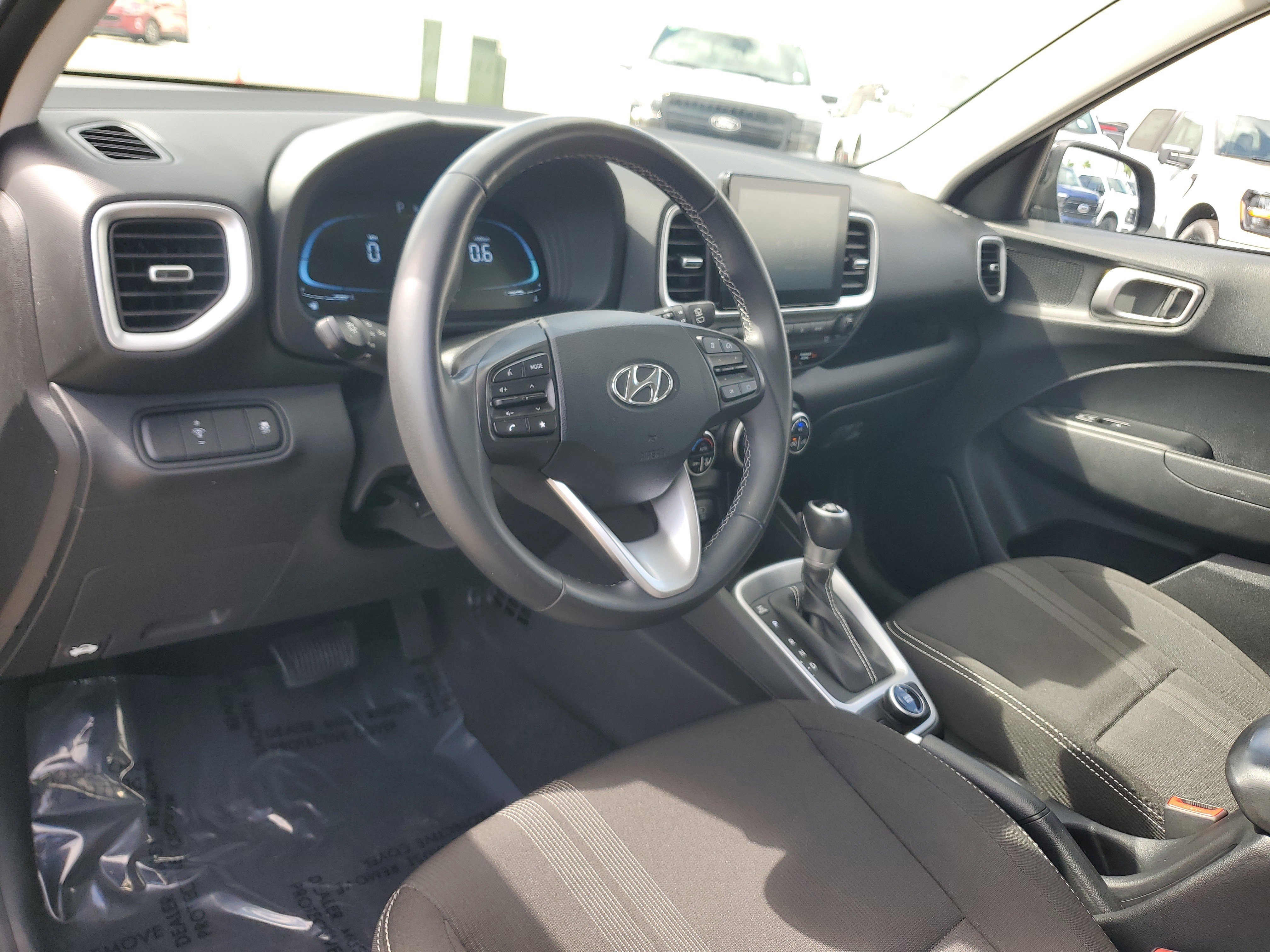 Used 2024 Hyundai Venue SEL image 9