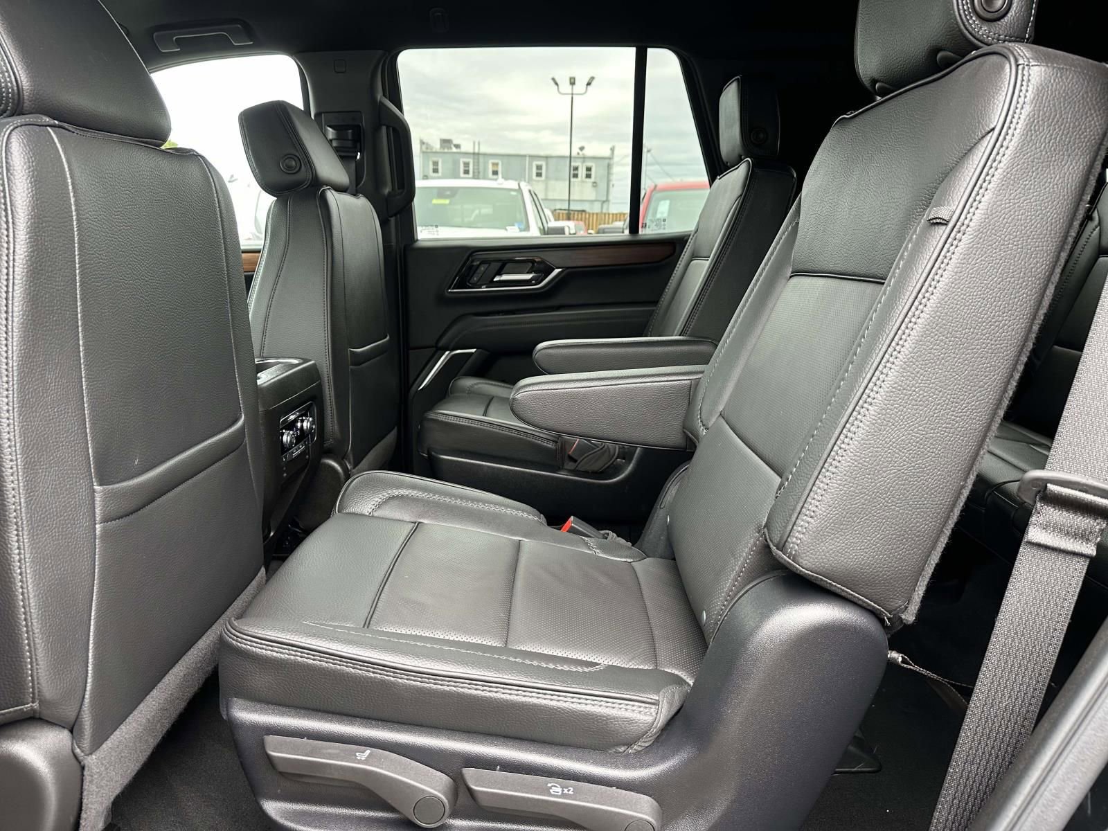 Used 2025 GMC Yukon Denali AWD/4WD image 23