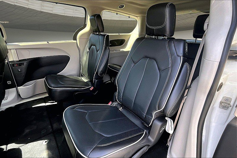 Used 2023 Chrysler Pacifica Limited image 25