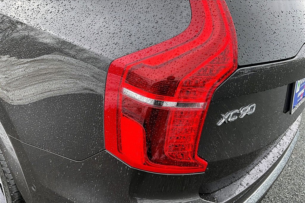 Used 2024 Volvo XC90 B5 Plus w/ Protection Package image 23