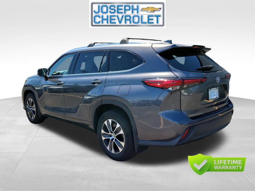 Used 2020 Toyota Highlander XLE AWD/4WD image 3