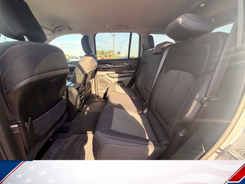 Used 2023 Jeep Grand Cherokee Laredo AWD/4WD image 17